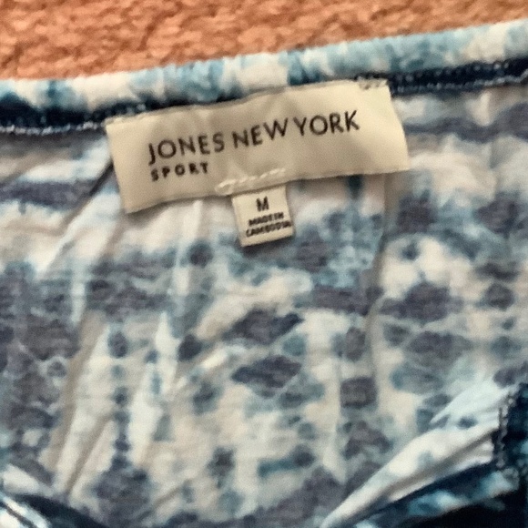 5 Medium sized Tops - Picture 4 of 10